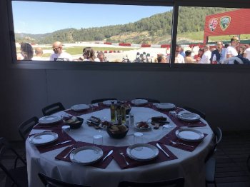 Restaurante con vistas al circuito