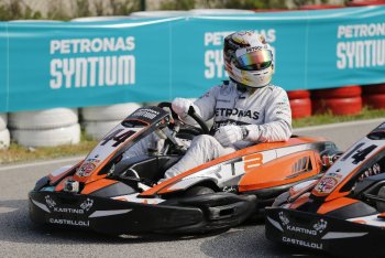 Relajado antes de la carrera de Karts