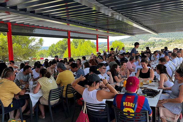 Terraza bar Humor Amarillo Karting Paintball castellolí barcelona