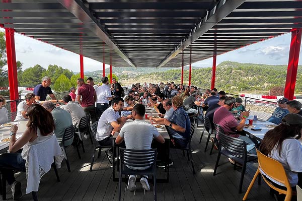 Terraza bar Humor Amarillo Karting Paintball cerca de barcelona